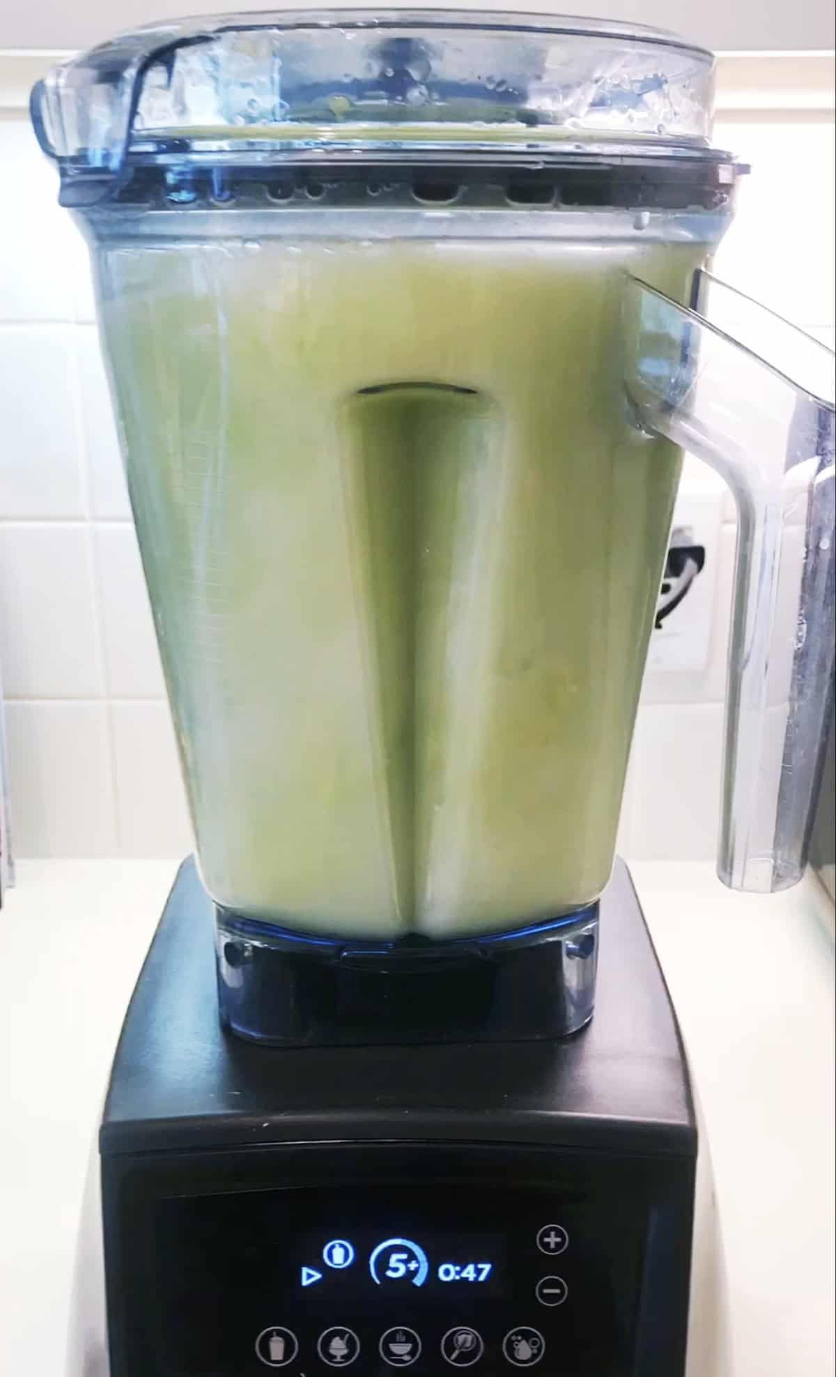 Mixing the green juice in the blender.
